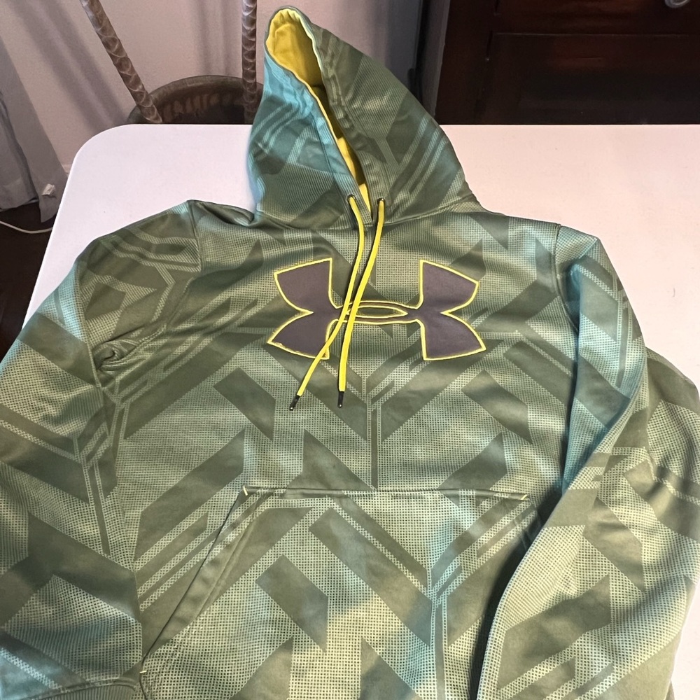 Under Armour Men’s medium, loose fit, hoodie sweatshirt.